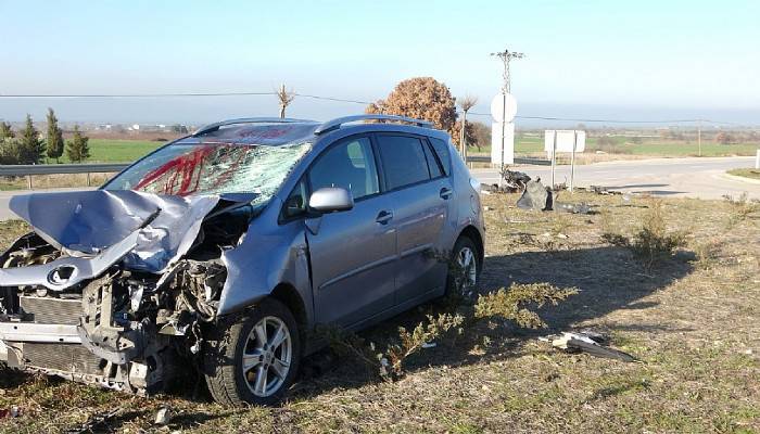 Özbek kavşağında feci kaza:1 ölü, 2 yaralı 