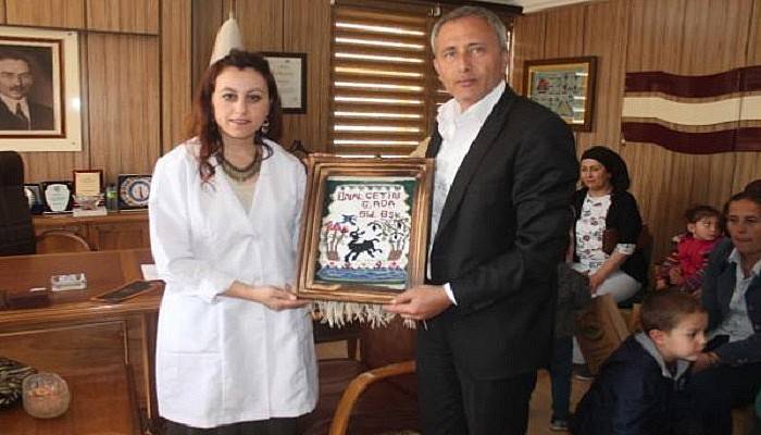 Kursiyerlerden Başkana Halı ve Kilim Hediyesi