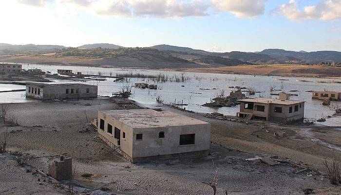 Baraj suları çekilince eski köy yeniden ortaya çıktı