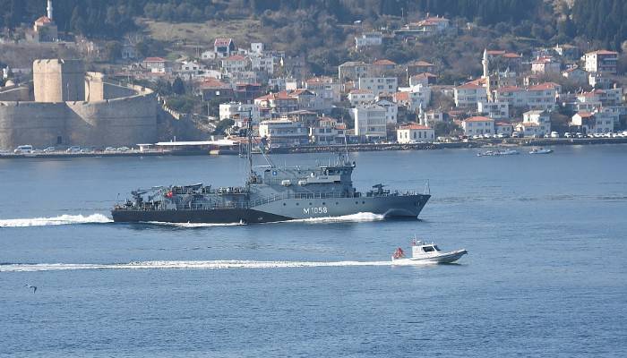 Alman savaş gemisi Çanakkale Boğazı'ndan geçti