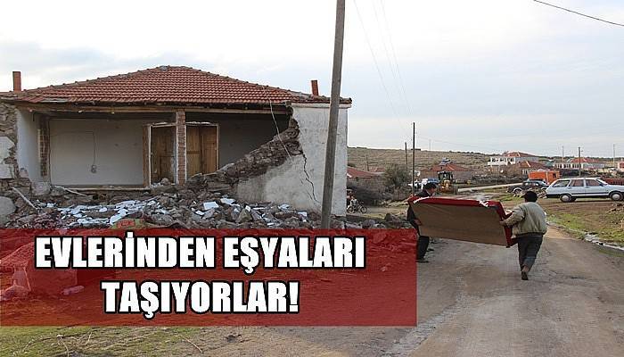 Hasarlı evlerden eşyalarını taşıyorlar