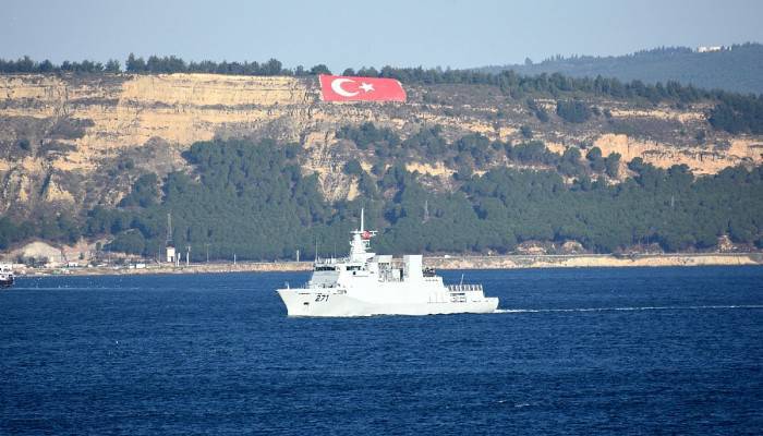 Pakistan savaş gemisi 'Yarmook', Çanakkale Boğazı'ndan geçti