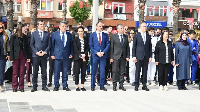 Gençlik Haftası kutlamaları çelenk töreni ile başladı