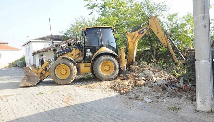 KARABİGA’DA METRUK BİNALARIN YIKIMI SÜRÜYOR  