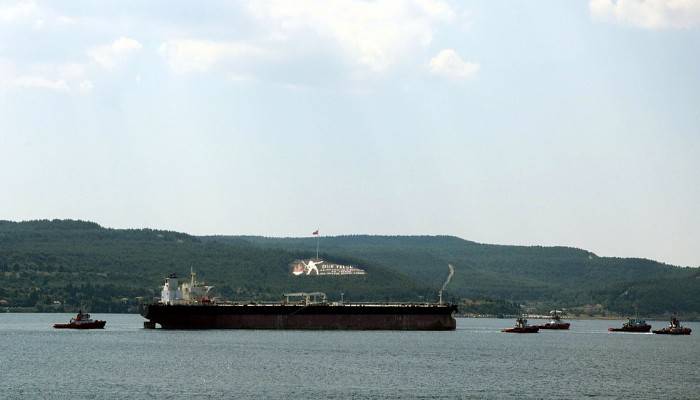 Çekilerek tersaneye götürülen tanker, Çanakkale Boğazı’ndan geçti