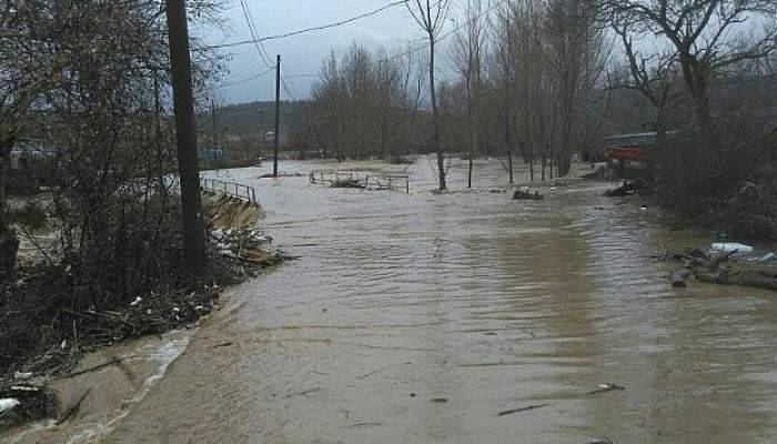  Yağmur suları yol kapattı