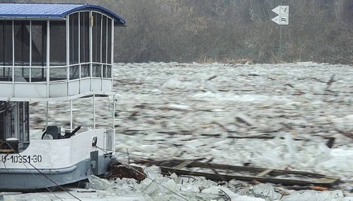 Tisza Nehri'nden buz akıyor