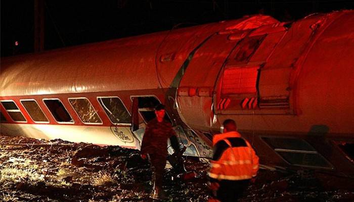  Yunanistan’da tren eve çarptı: 2 ölü