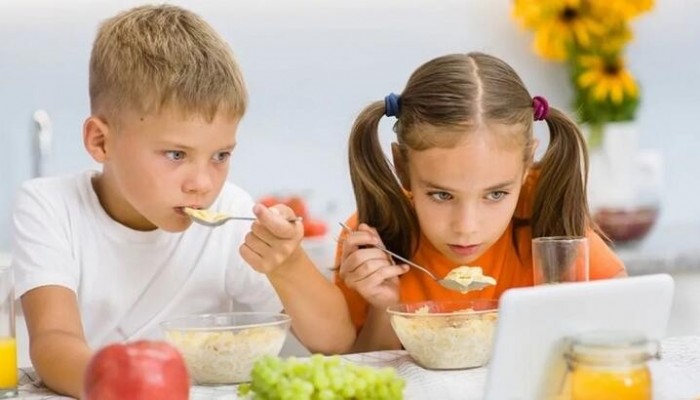 'TABLETLE YEMEK YEMEK ÇOCUKLARDA OBEZİTE NEDENİ'