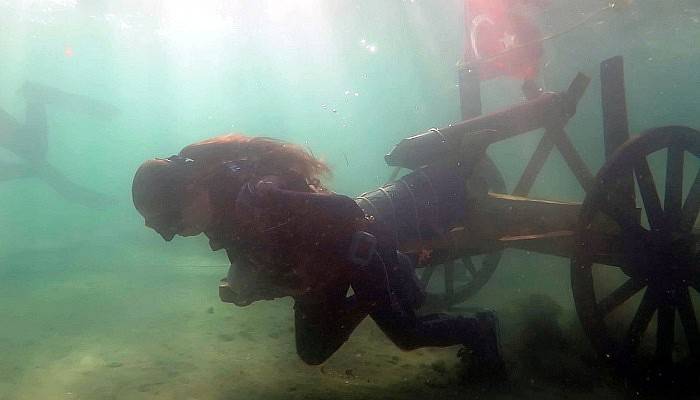 Dünya rekortmeni Derya Can, su altında 100 kiloluk kağnıyı çekti