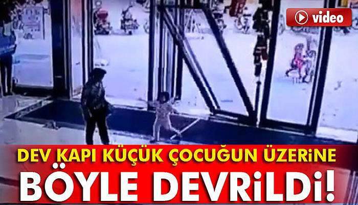 Dev kapı küçük çocuğun üzerine devrildi