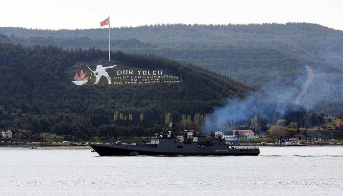 Rus fırkateyni, Çanakkale Boğazı'ndan geçti