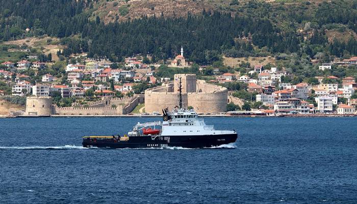 Rus mayın tarama gemisi ve askeri römorkörü Çanakkale Boğazı'ndan geçti