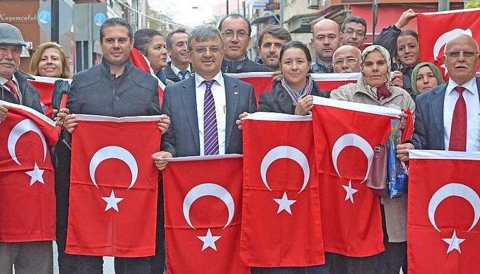 AK Parti’den Esnafa Türk Bayrağı