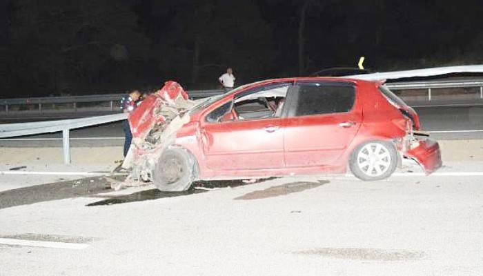 Bariyerlere Çarpan Otomobilin Sürücüsü Ağır Yaralı  