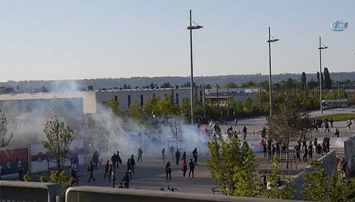 Beşiktaşlı taraftarlara biber gazlı müdahale