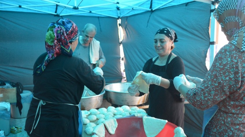 Kandilde Lokma Dağıtıldı