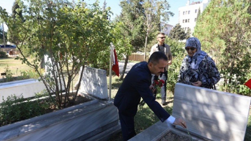  Vali Aktaş Şehit Mezarlarına Çiçek Bıraktı