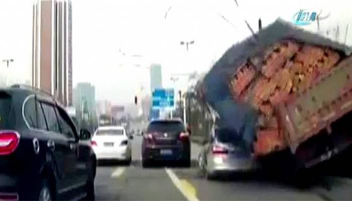  Tonlarca tuğla otoyolda aracın üzerine düştü