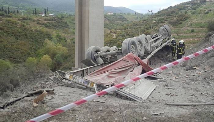  Çimento yüklü tır viyadükten uçtu: 1 ölü