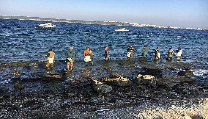 Bellerine kadar denize girip, lüfer avladılar