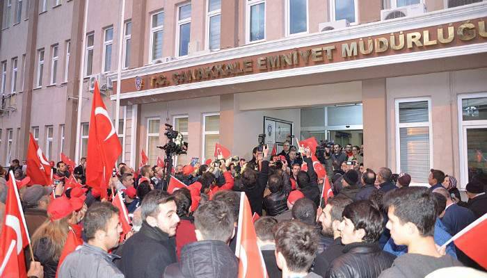 Ellerde Bayrak, Dillerde Beddua; ‘Kahrolasın PKK…!’