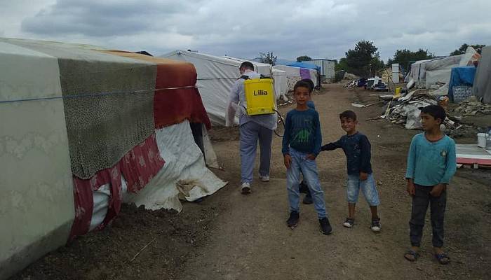 MEVSİMLİK İŞÇİLERİN KONAKLAMA YERLERİNDE DEZENFEKTE ÇALIŞMASI