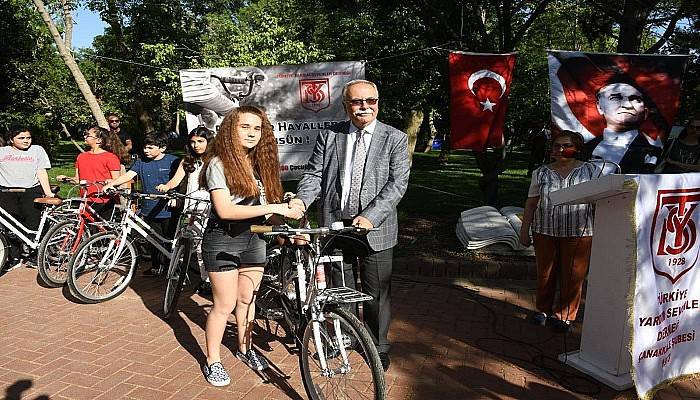 50 başarılı öğrenciye bisiklet hediye edildi 