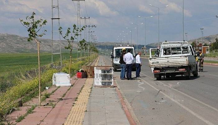 Beyaz eşya yüklü kamyonet aydınlatma direğine çarptı: 2 yaralı