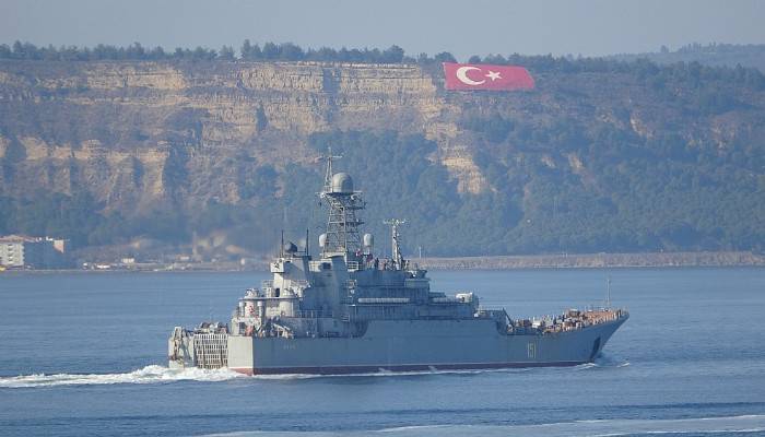 Rus savaş gemisi 'Azov', Çanakkale Boğazı'ndan geçti