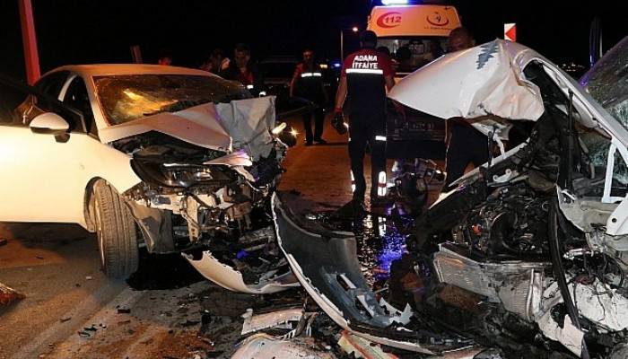  İki araç 80 kilometre hızla kafa kafaya çarpıştı: 4 yaralı 