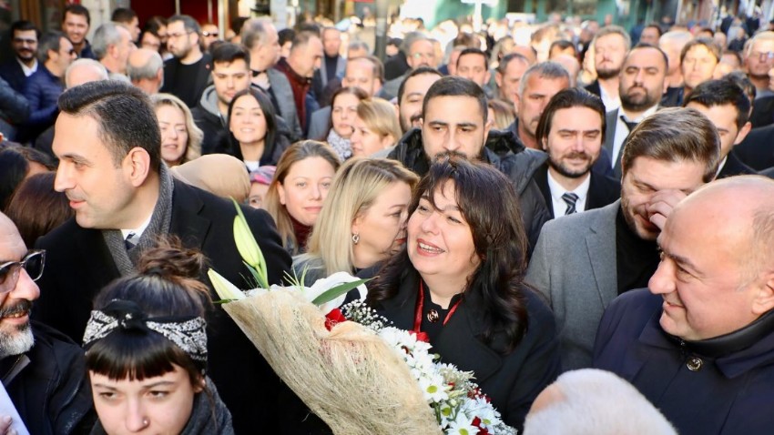 Jülide İskenderoğlu Sahaya İndi “Projelerin Yarışacağı Bir Seçim Diliyorum”