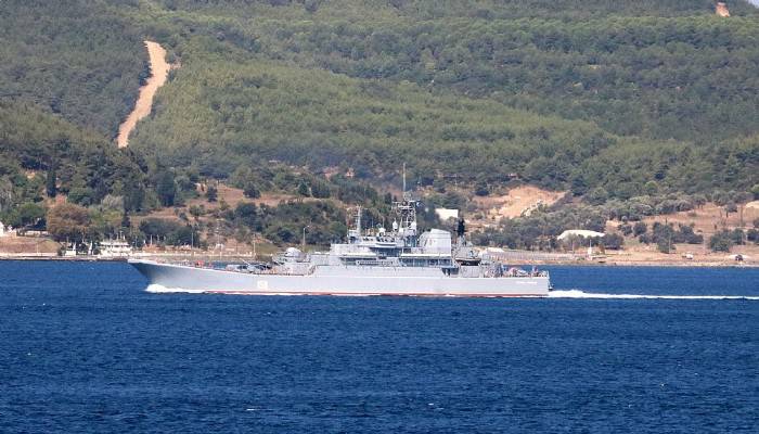 Rus savaş gemisi, Çanakkale Boğazı'ndan geçti