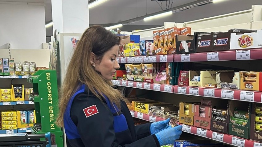 Zincir Marketlere Yoğun Denetim: Lâpseki Belediyesi Halk Sağlığını Korumak İçin Sıkı Kontroller Yapıyor