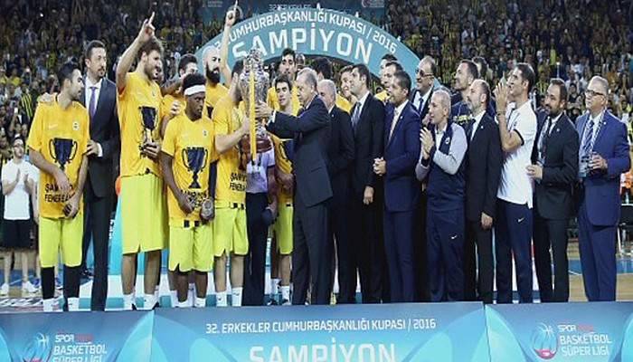 Cumhurbaşkanı Erdoğan, Fenerbahçe’nin kupasını verdi