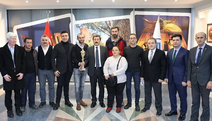 1915 ÇANAKKALE SPOR KULÜBÜ GÖRME ENGELLİLER FUTSAL TAKIMI’NDAN VALİLİĞE ZİYARET