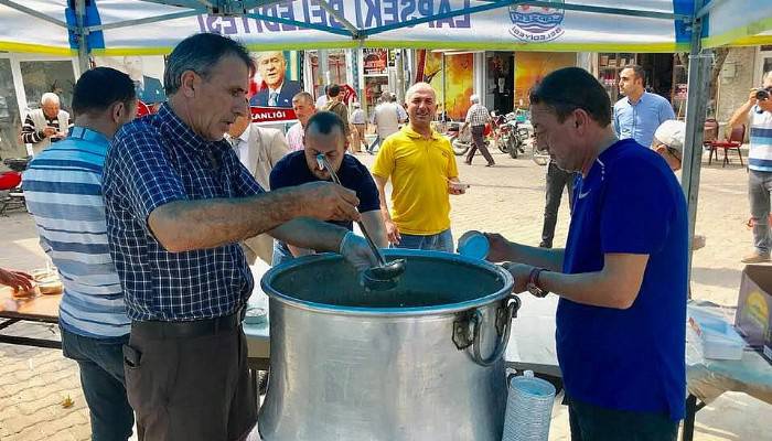 Lapseki MHP İlçe Başkanlığı’ndan aşure ikramı  