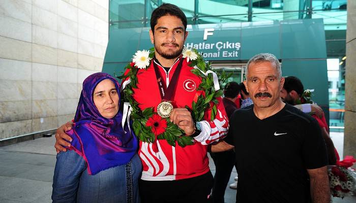 Şampiyon güreşçi Taha Akgül, Türkiye’ye döndü 