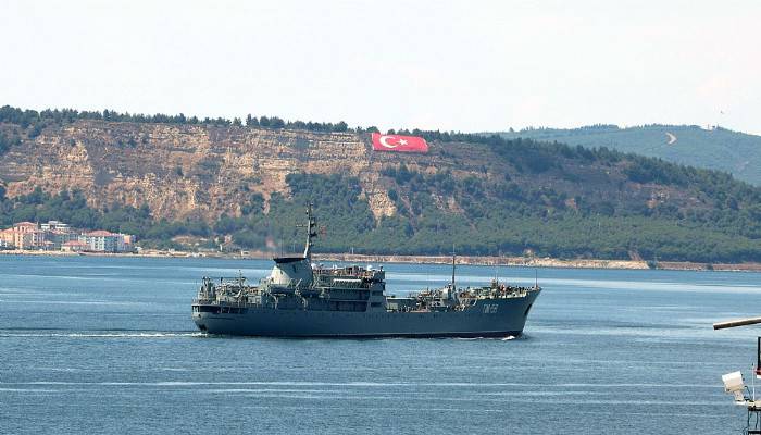 Rus savaş gemisi Çanakkale Boğazı'ndan geçti