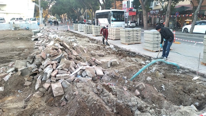 Atatürk Caddesi’nde kaldırım yenileniyor