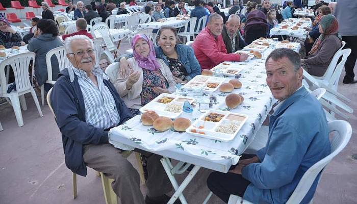 Lapseki Belediyesi, ikinci sokak iftarını verdi