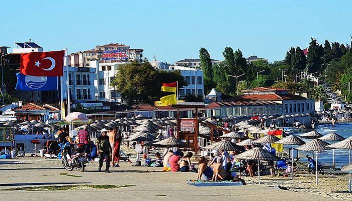 Gelibolu halk plajı bayramda dolup, taştı