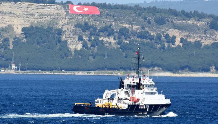 Rus askeri römorkörü Çanakkale Boğazı'ndan geçti