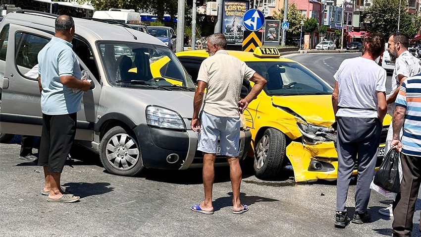 Kavşakta çarpıştılar