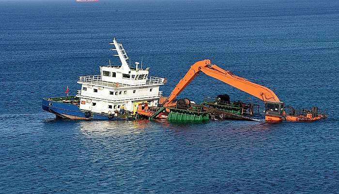 Bozcaada'da yarısı batık gemi, oturduğu karada duruyor