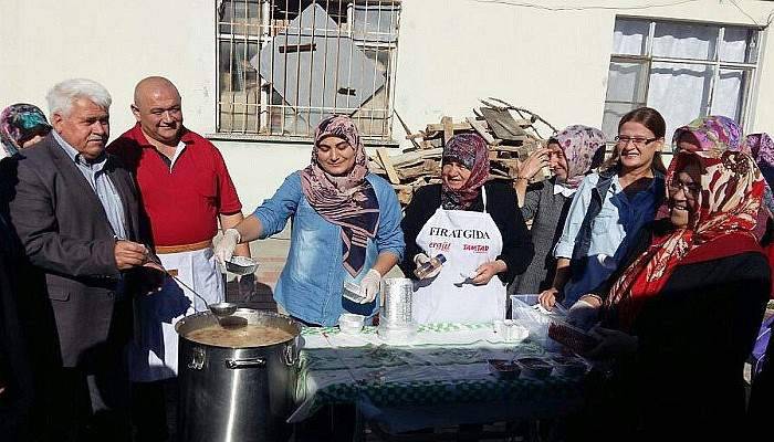 Çardak Belediyesi halk pazarında aşure dağıttı