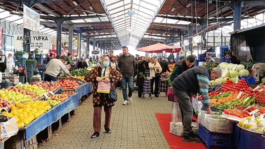 Cuma Pazarı’nda tezgahlar renkli fiyatlar yüksek