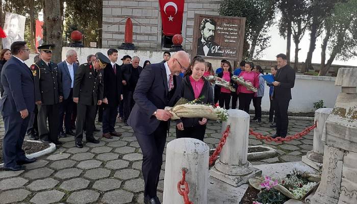 'Vatan Şairi' Namık Kemal mezarı başında anıldı