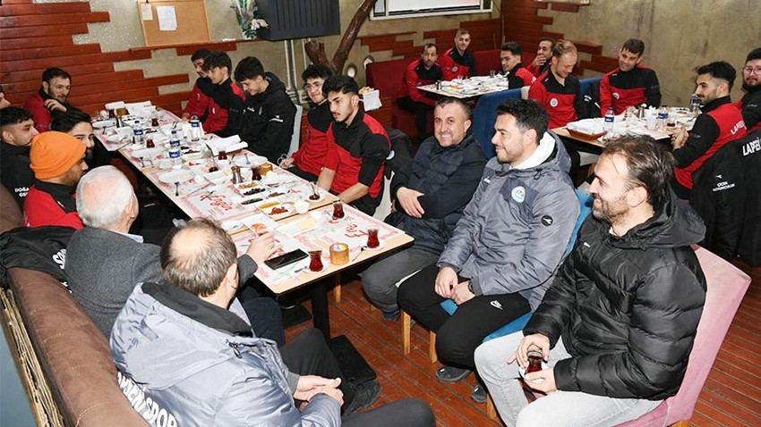 Başkan Yılmaz, Lapsekispor futbolcularıyla buluştu