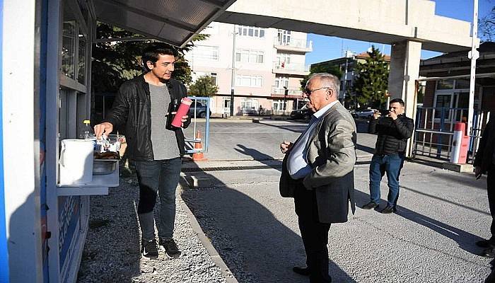 Başkan Gökhan, sıcak çorba ikramında üniversite öğrencileriyle buluştu